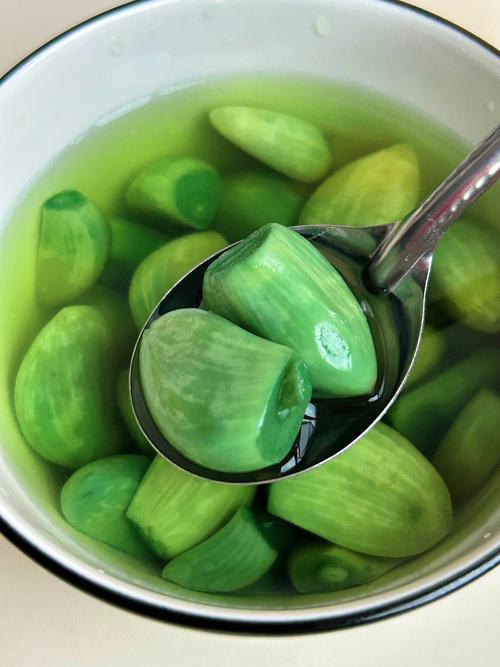 山东一非遗腊八蒜年产3万吨你看，一粒蒜的旅行有多远。从北方饺子的黄金搭档，到南方