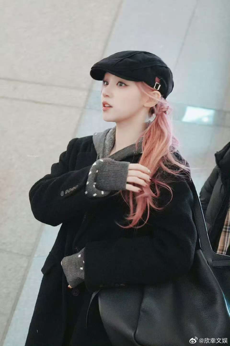 宋雨琦粉发低马尾路透宋雨琦韩剧女主既视感宋雨琦粉发低马尾路透，好美啊，