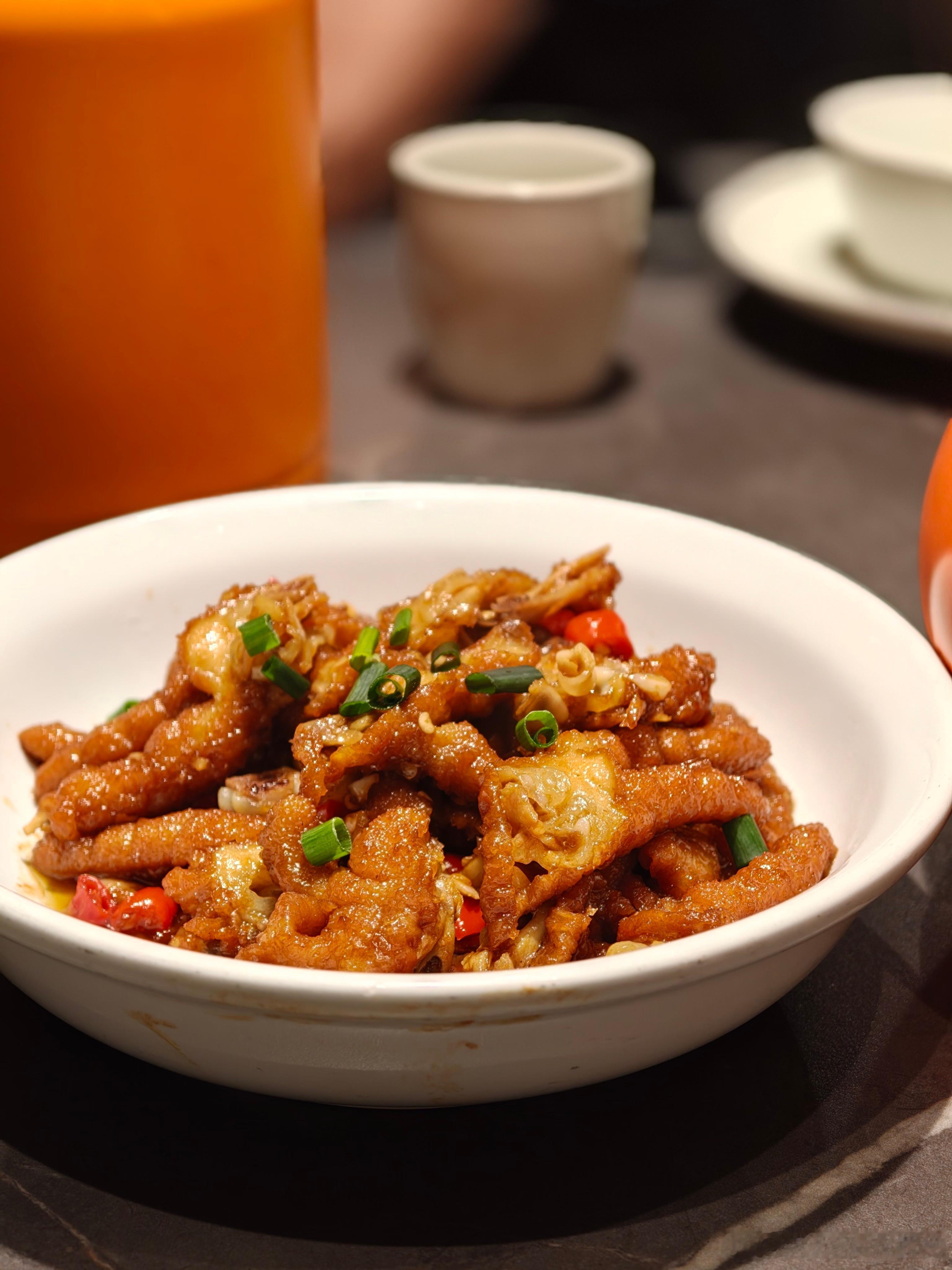 今晚吃点啥？虎皮凤爪、辣椒炒肉、手撕包菜、泉水豆腐，现炒黄牛肉。 特别要推荐的是