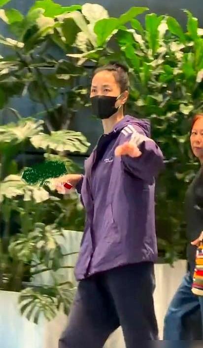 品牌方砸钱营销，效果还不如王菲出门溜达一圈。

56岁的王菲去看话剧，扎个丸子头