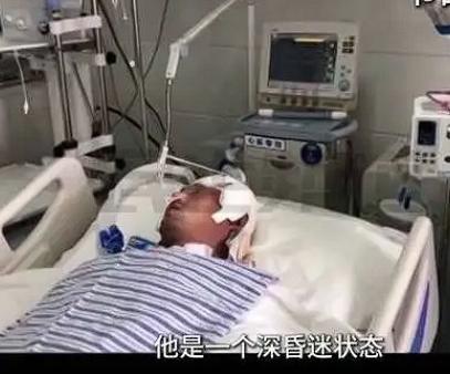 河南开封，一男子发现有个男孩在废弃的房顶跑来跑去，眼看房顶摇摇欲坠，男子立刻爬上