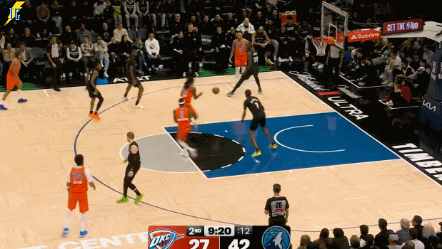 卡森这球还回头给亚历山大真是……没想到，好在亚历山大中投命中，但根本不解渴，第二