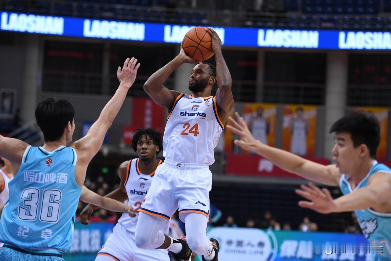 以下是这几支“黑马”球队的核心表现：

🏀 青岛崂山啤酒队

· 近期战绩：曾