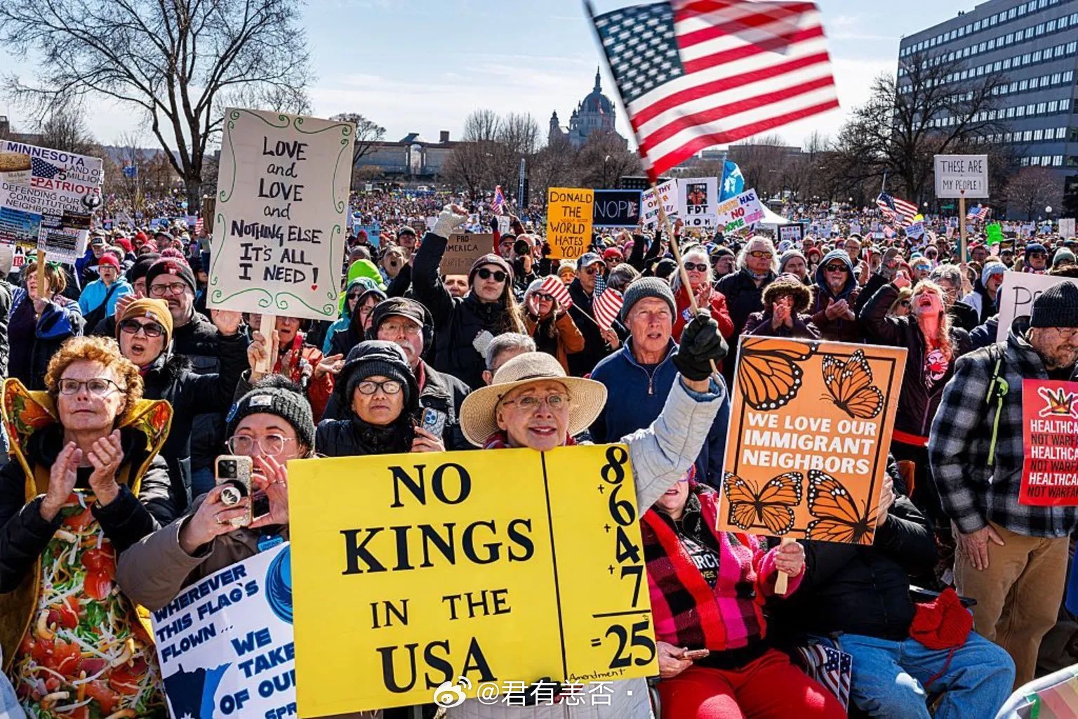 美国全国爆发反对特朗普政府集会据说上街游行可以领1000美金。今天全美超过900