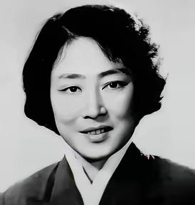 1953年秦腔女演员孟遏云前往朝鲜参加慰问演出，但她有一个怪癖，从不在公共浴室洗