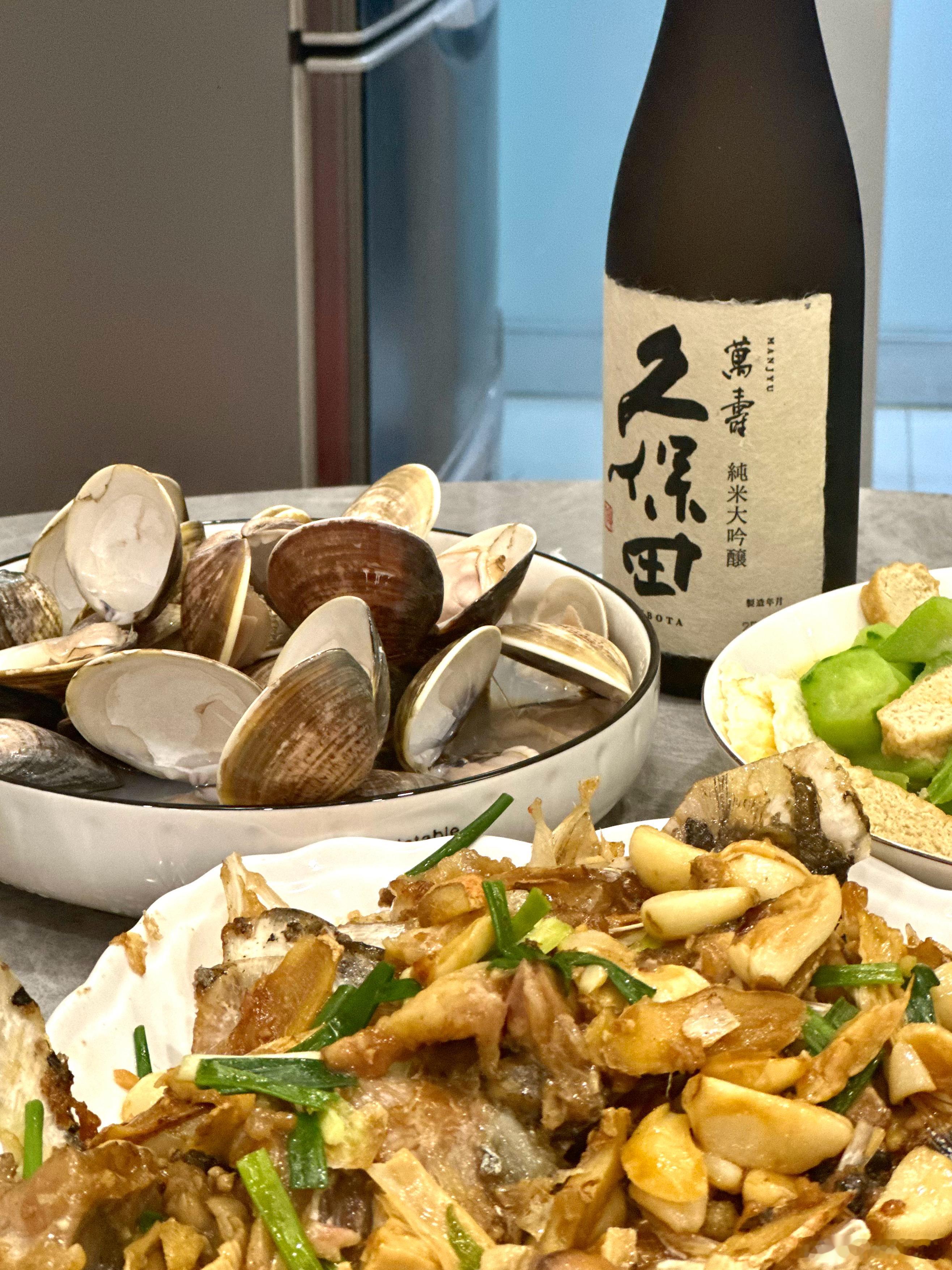 酒就是在家喝才爽啊！拉朋友来家里吃饭微醺聊天聊地玩游戏听音乐[好运连连][好运连