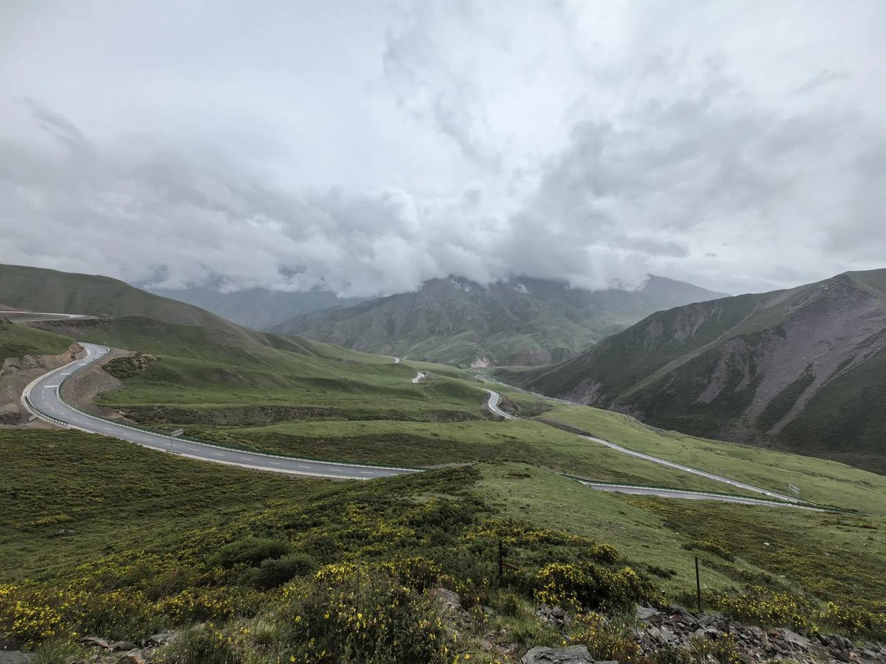 二尕公路，黑河峡谷，祁连山脉，车极少，值得自驾。
