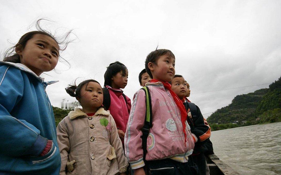 随着数字化教育的推行，数字教室陆续落地湖南、山西、甘肃等地，让原本对电脑陌生的孩