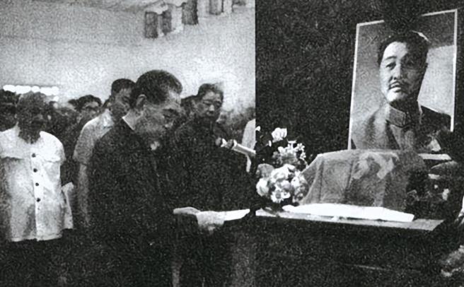 1975年6月9日，八宝山礼堂里出现了让很多人终生难忘的一幕，已经重病缠身的周恩