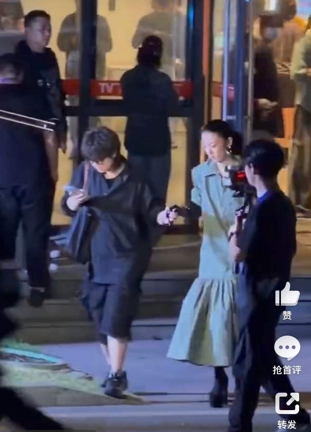 我又来气了 再拉着我穿着恨天高老公的手然后低头玩手机就给老子绲一边去 