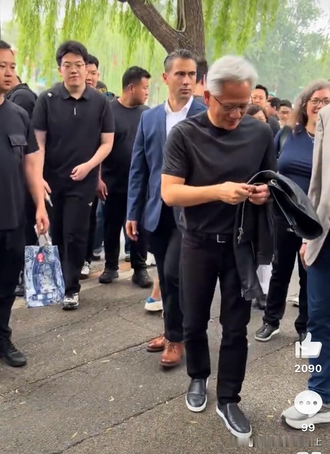 黄仁勋终于还是脱了皮夹克[允悲]太热了 
一年四季都穿皮夹克
皮夹克也是他标志性