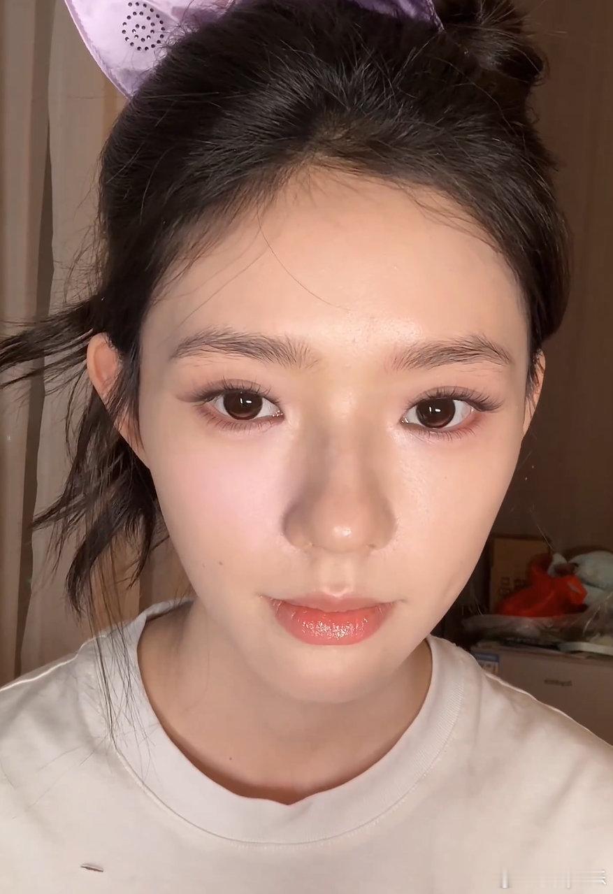 林允元气淡彩妆vlog林允这支彩妆vlog也太实在了吧，清透元气的淡妆看着好舒服