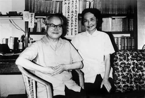 1949年民国文学家沈从文喝下煤油，割腕自尽。他在被送往医院后，想要拉住妻子的手