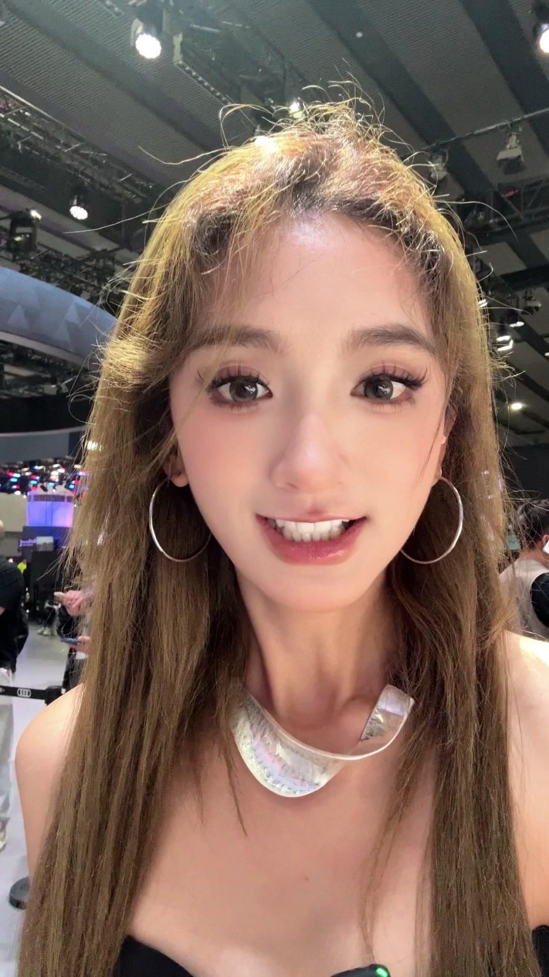 🎉颜色：最喜欢的是极光蓝，太好看了。

🎉配置：2.0T发动机，小知识点：以