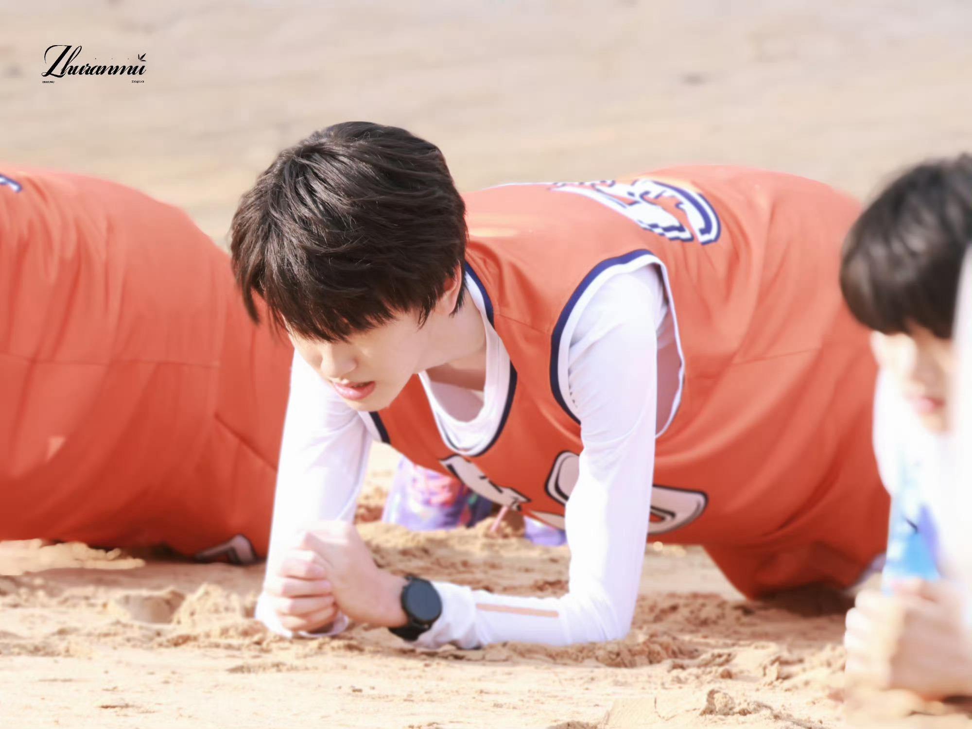 左奇函篮球服路透左奇函《我们的少年时代2》路透沙滩边明媚阳光的篮球少年李浩宇学长