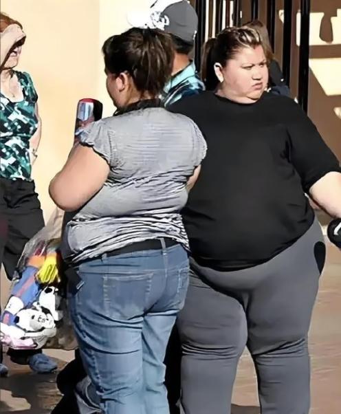 在美国，你要是看到一些体态肥胖，屁股大并且满身是肉的人，放心那大概率是穷人；而看