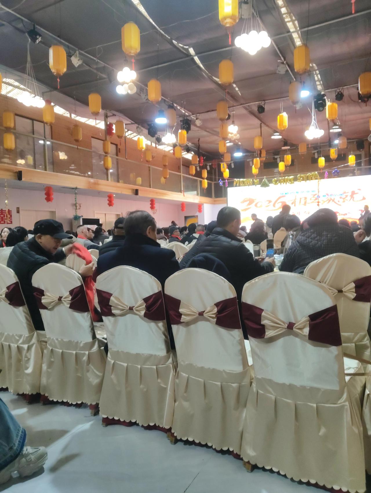 参加这场2026的年会，现场满眼都是喜庆的灯笼和布置，坐得满满当当的人，一下子就