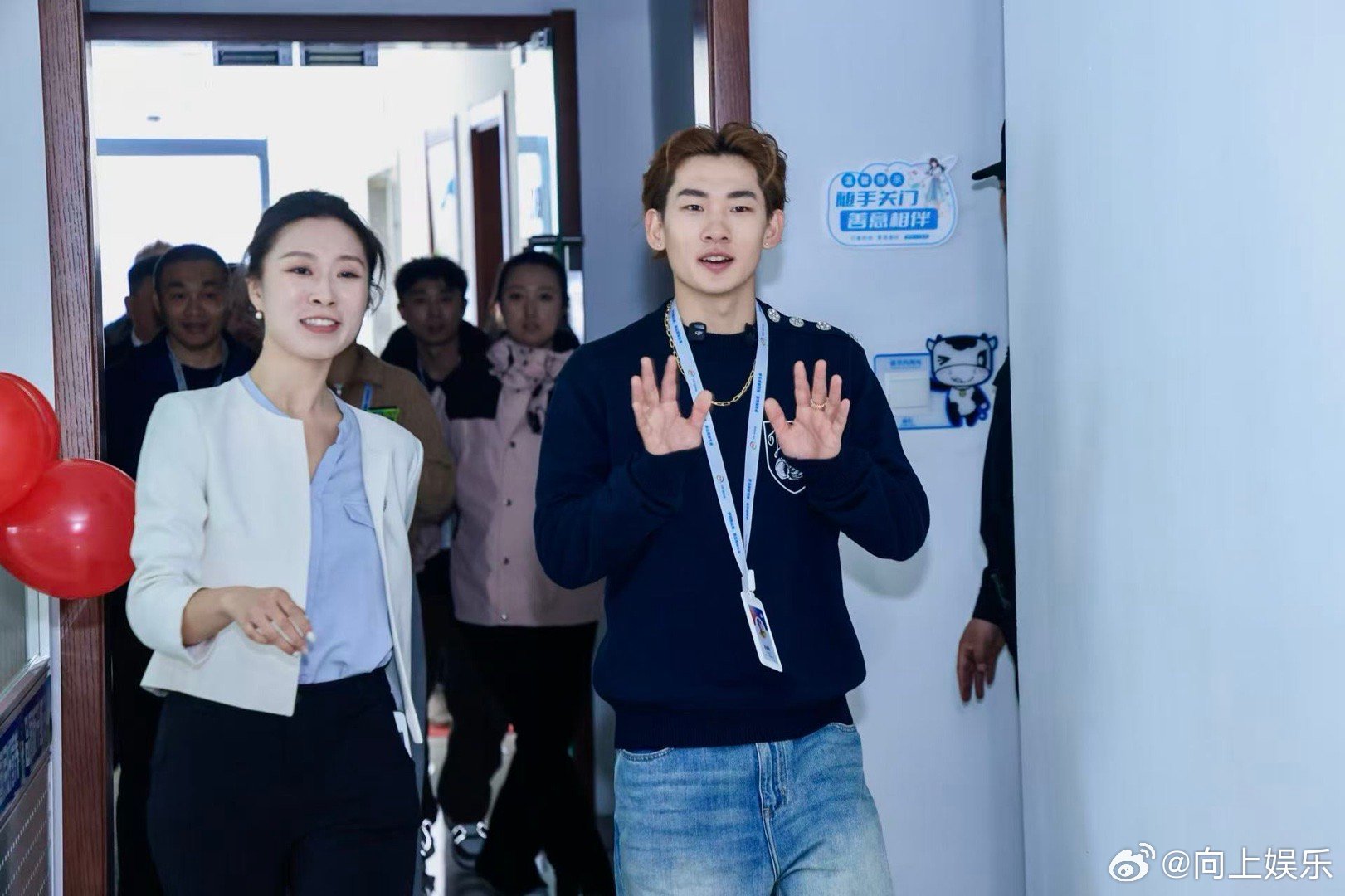 哄自己上班的理由又多了 苏翊鸣探秘伊利健康谷家人们起猛了，当了一天牛马活人微死的