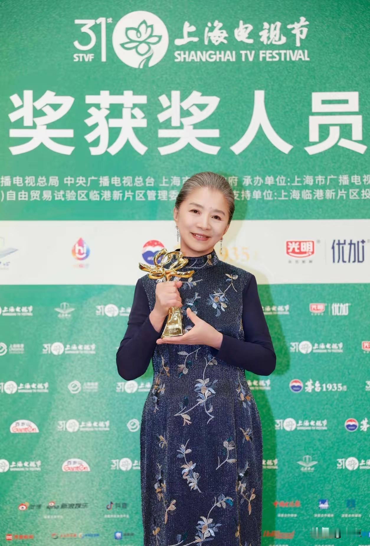 清晨刚醒，倩儿便发来一段视频，画面里迟蓬领奖受访时特意隔空喊话，直言自己没给我丢