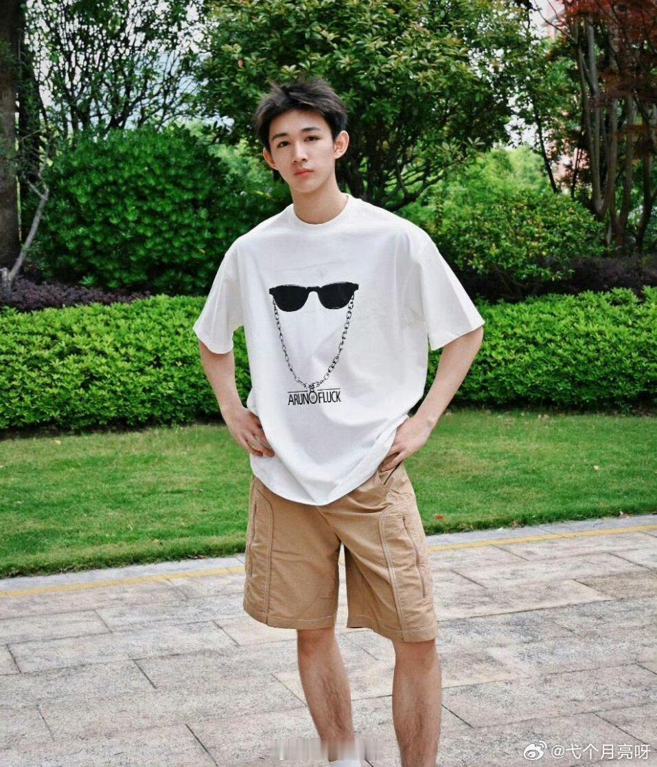 荣梓杉 李禹熹 网络世界信息多，真真假假要甄别。别让“标题党”勾走注意力，别让不