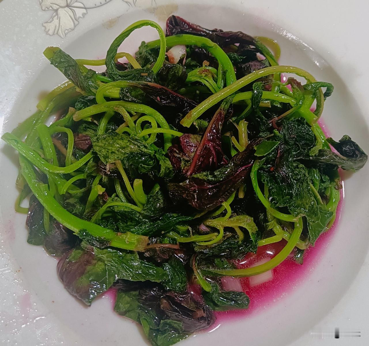 原来红苋菜被称为长寿菜～～
特别喜欢吃红苋菜，尤其喜欢炒完之后红色的汤，颜色真是