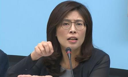 郑丽文现在估计肠子都悔青了。她后悔的不是向日本灾区伸了援手，也不是以个人名义捐了