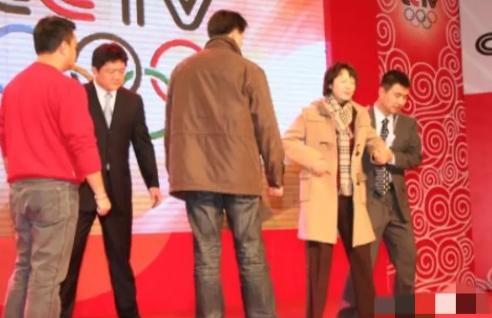 2007年央视主持人张斌，正在直播奥运新闻发布会时，他的妻子突然冲上台，拿起话筒