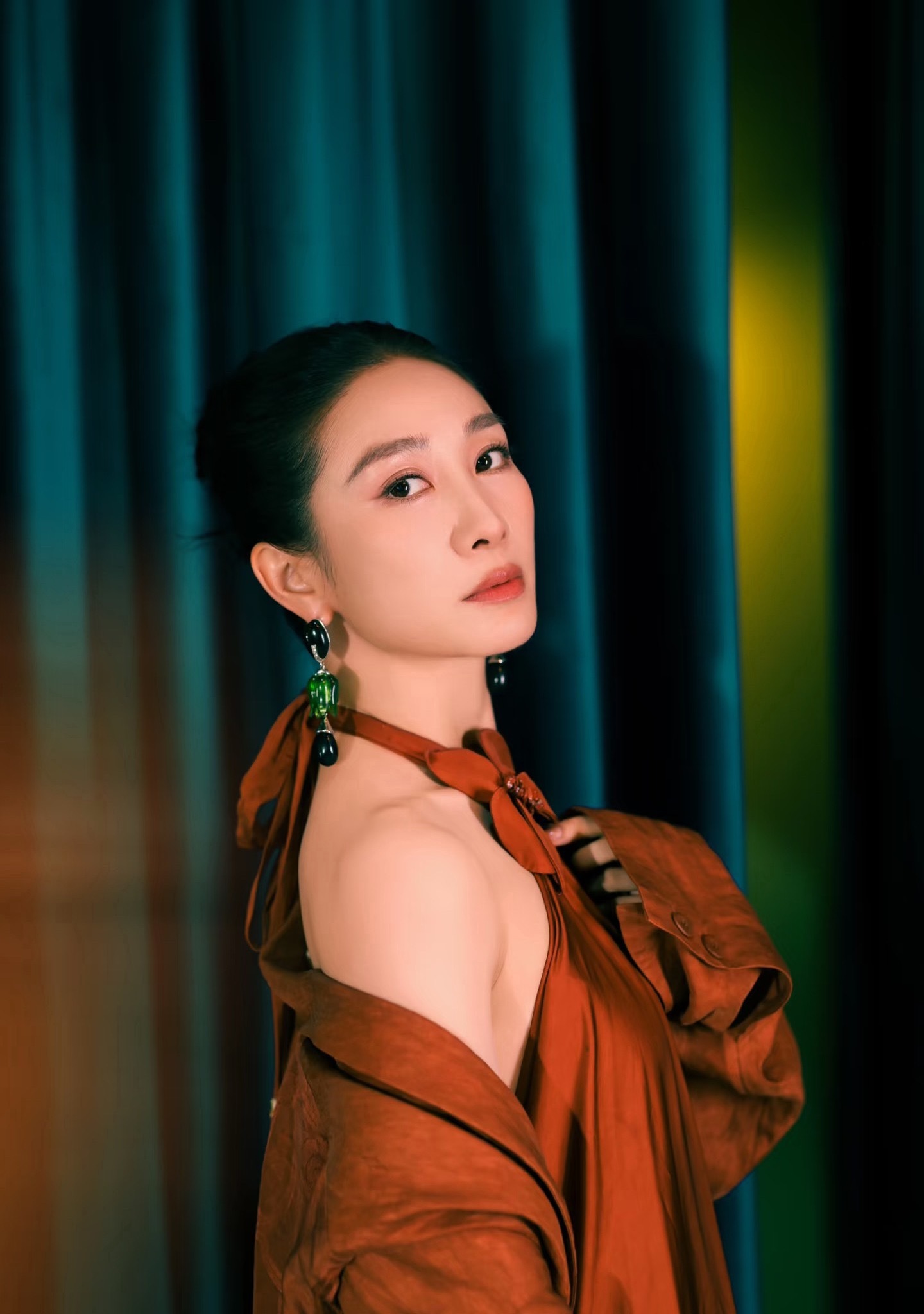 我把陶昕然弄哭了陶昕然盘发➕红色挂脖长裙造型好美，姐感十足！