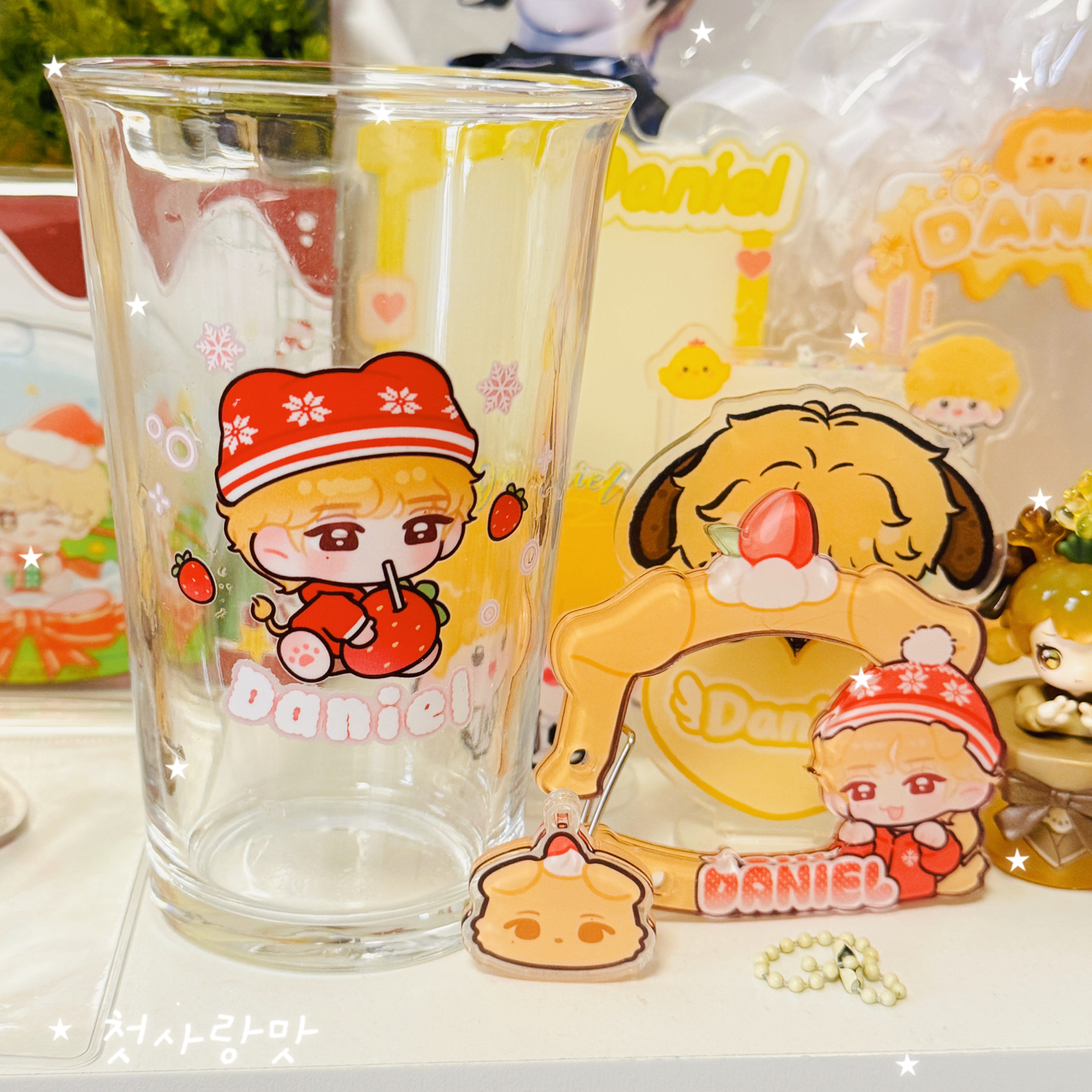 杯垫上有杯子了嘿嘿，特别可爱的红色小蛋跟果子认识还是我突然要找她互关，后面越来越