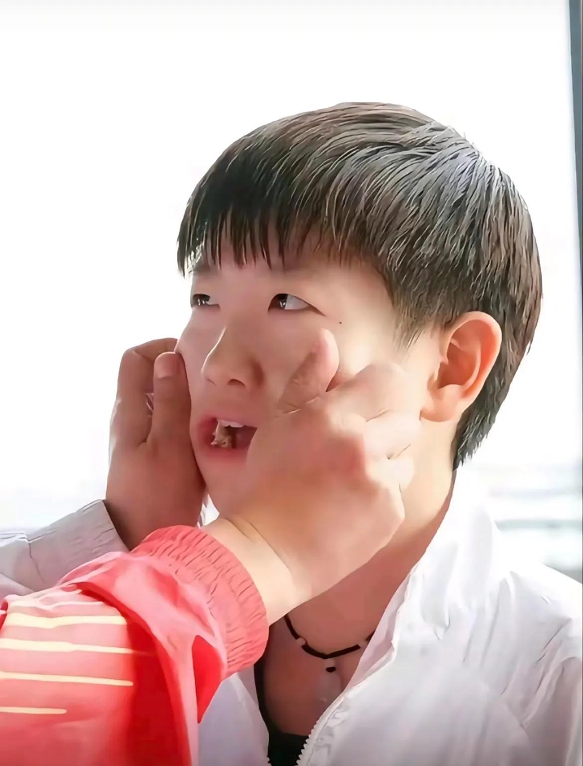 这是谁的手啊？又把我们莎莎的脸捏的皱巴巴的？

莎莎是不是还在吃东西？看把莎莎捏