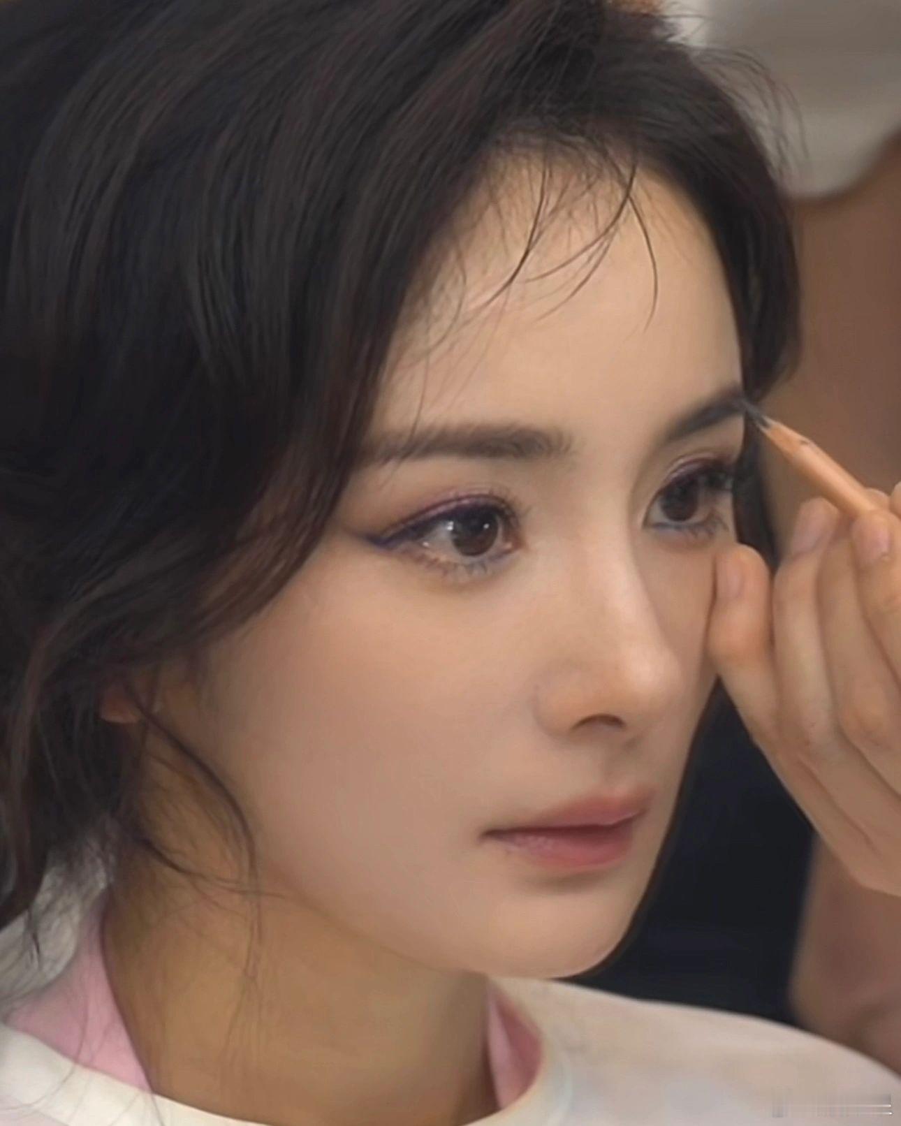 杨幂怎么越来越像狐狸了，也太美了叭！！她的眼睛是真好看[舔屏] ​​​