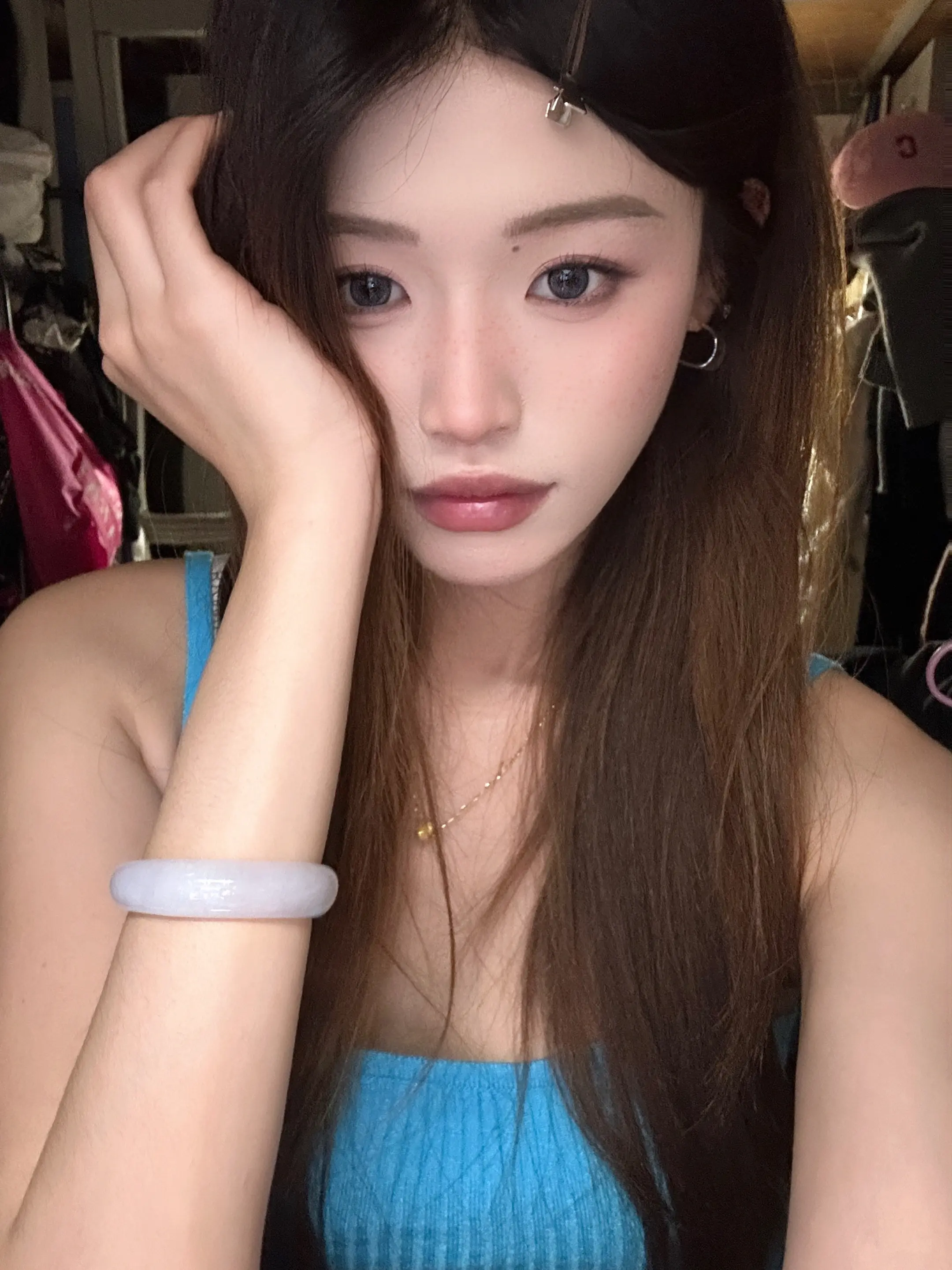我们眼神交织的那一刻 我发现你心里没我