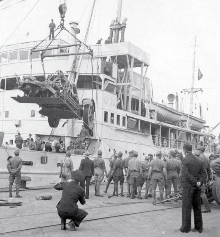 1941年11月16日货轮Tinos在班加西卸载s.K18型170毫米火炮炮管支