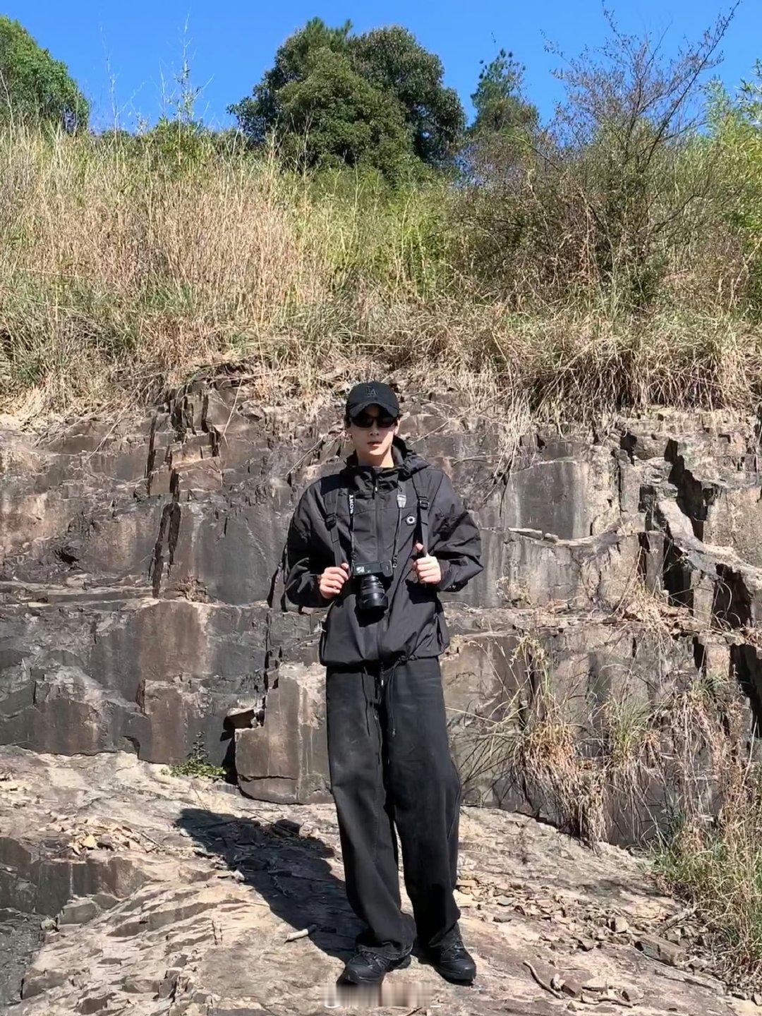 田栩宁重阳登高照田栩宁全黑look田栩宁重阳节六宫格营业！All Black运动