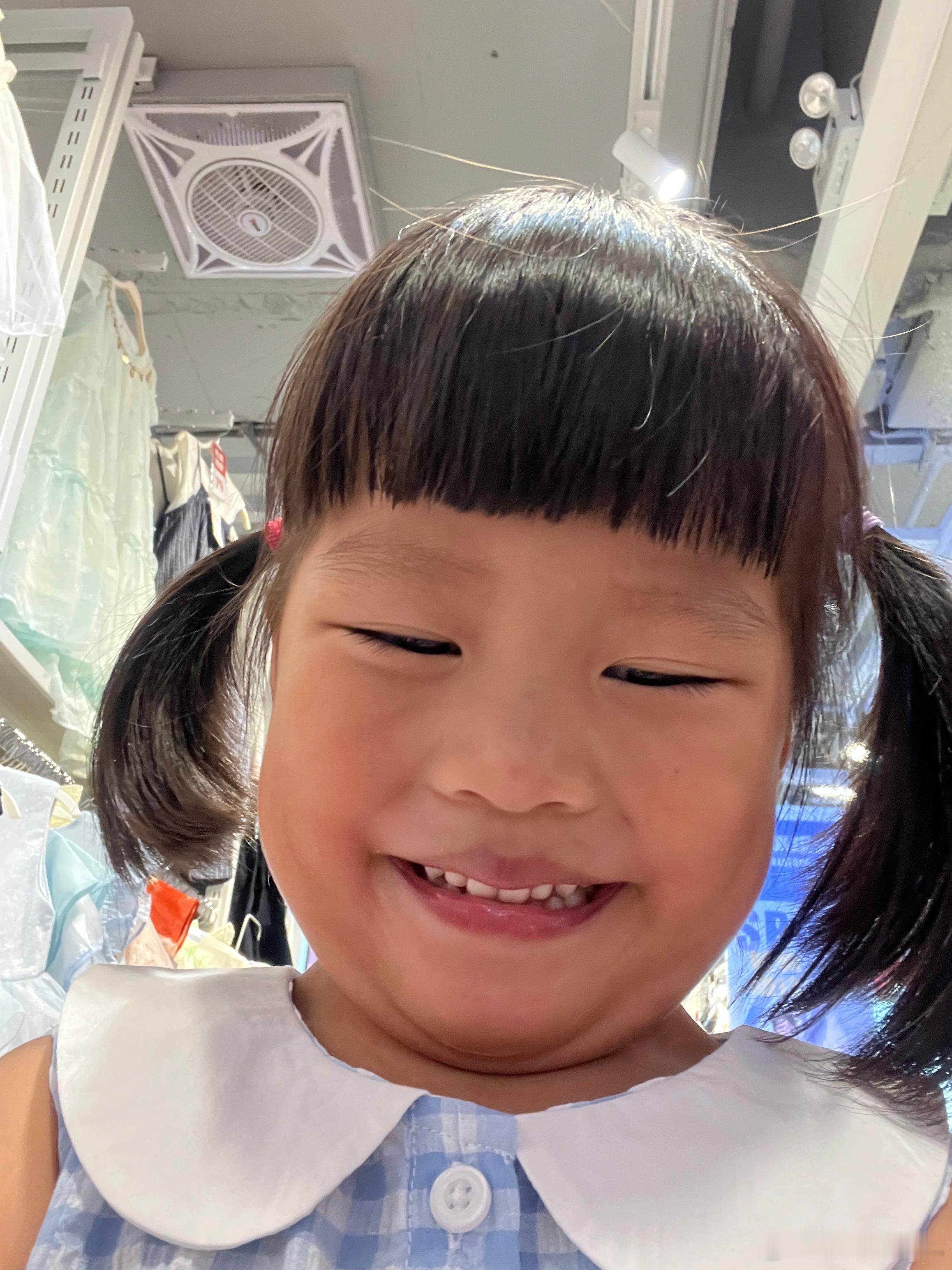 图一、二柠宝自拍的，双下巴都出来了，图一笑得好假顺便来给她看衣服，这个裙子她穿还
