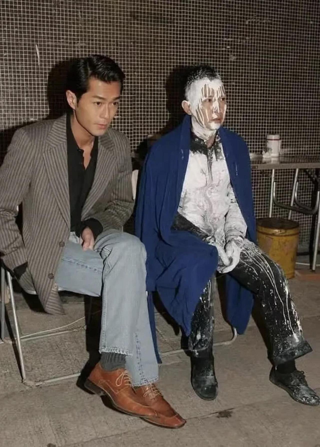 左边这位干干净净的大帅哥是古天乐，右边这位满身白漆的男演员是谁？