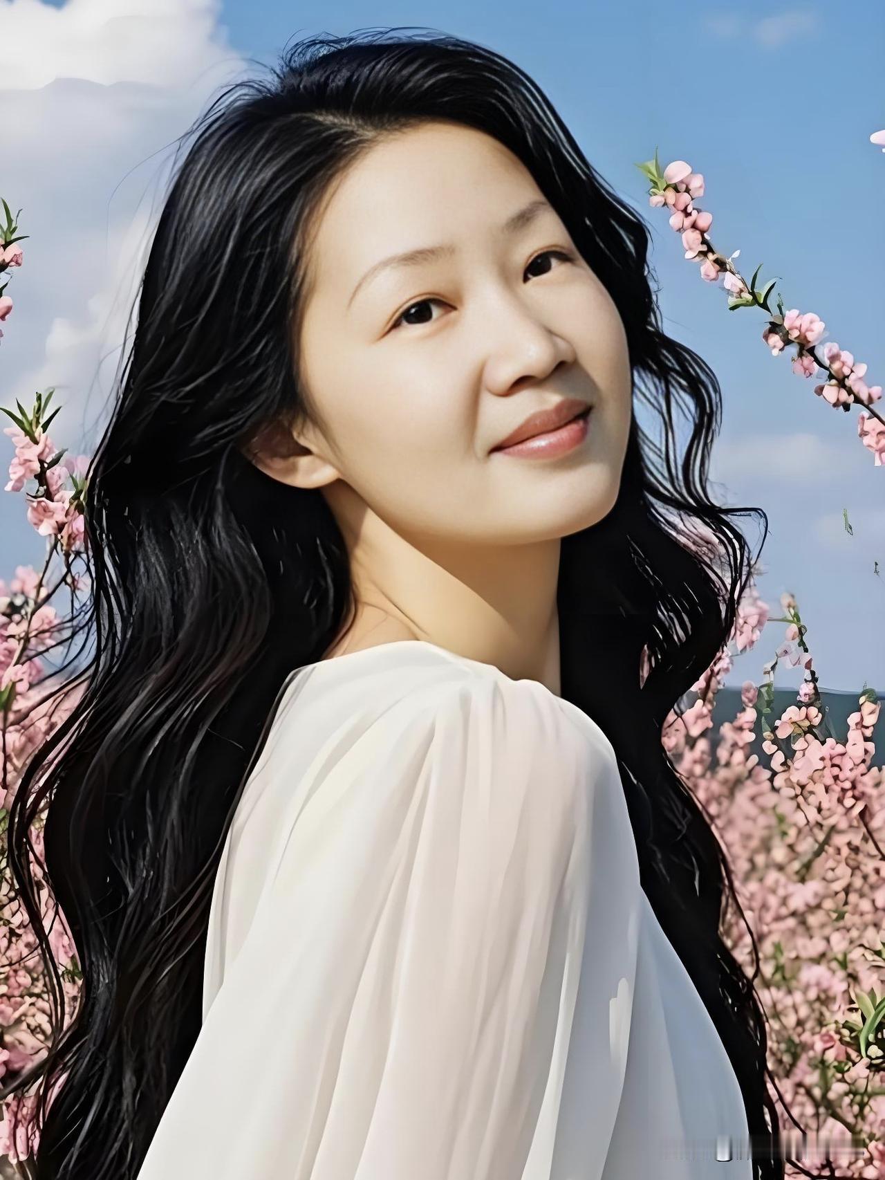 琼瑶干女儿赵永馨，昔日清纯玉女偶像，温婉如水惹人怜。历经岁月沉淀，如今优雅从容，
