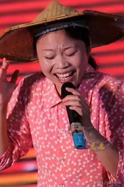 草帽姐肝纤维化，疑似经常生气所致，丈夫给前女友花很多钱，去年两个人结束了婚姻。