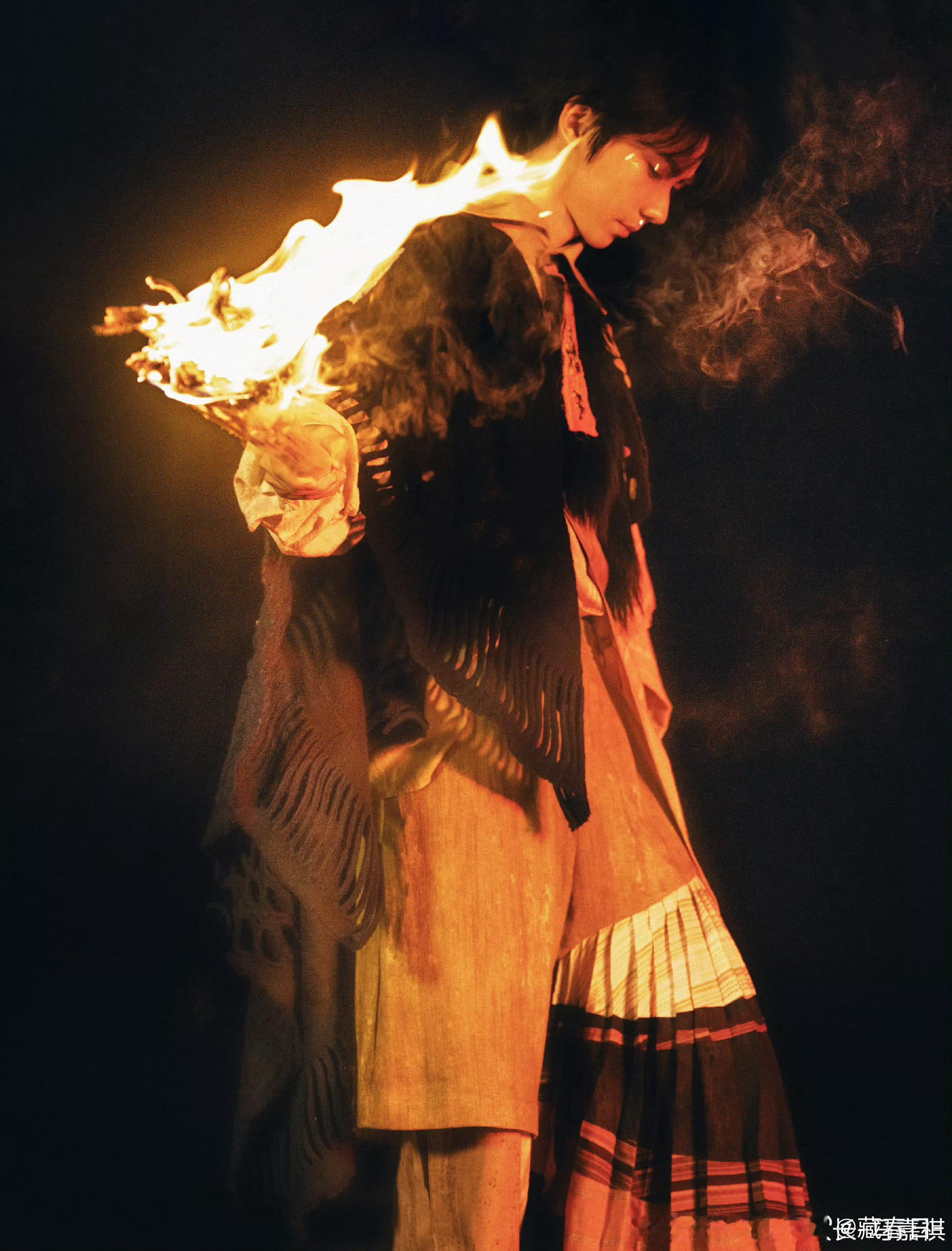 还以为马嘉祺身上着火了拿着火把的这张照片，还以为身上着火了，真的很好看啊 ​​​