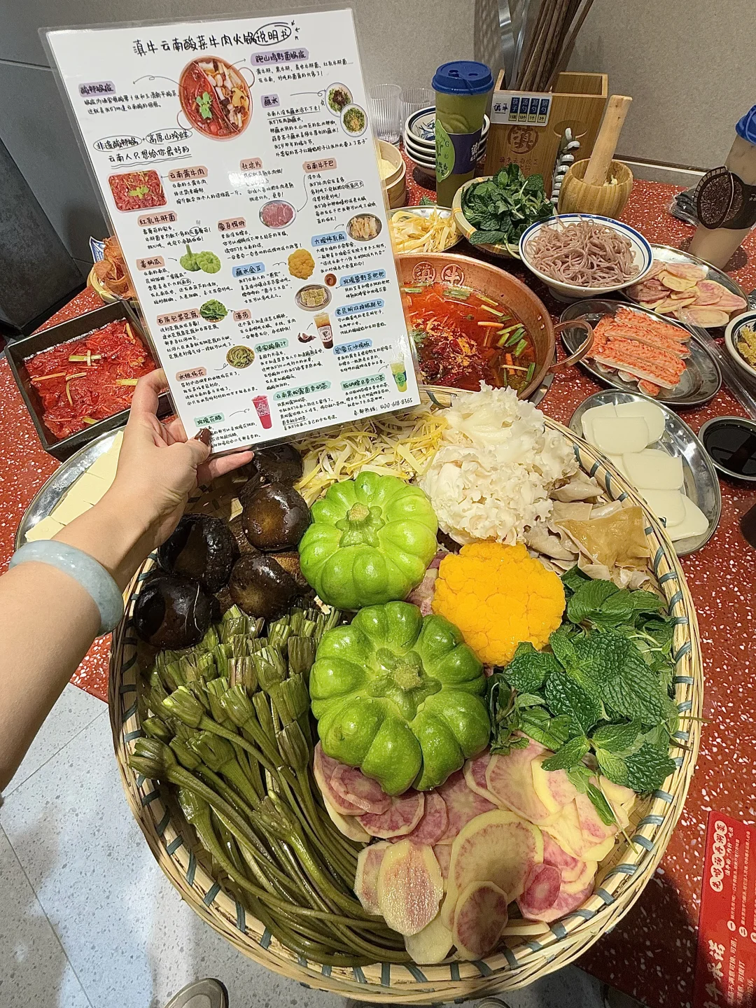 太好了！是云南火锅，我们有救了！