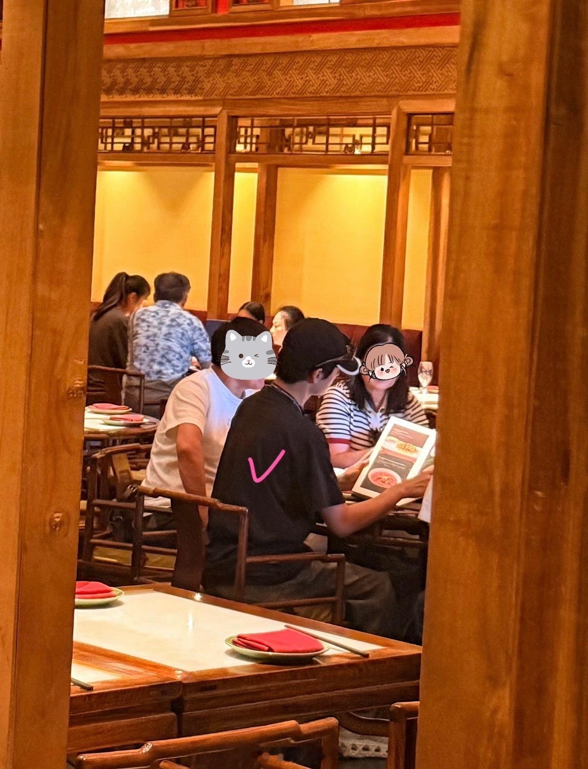 洛杉矶偶遇杨洋吃中餐网友洛杉矶偶遇杨洋 网友在洛杉矶偶遇杨洋一家人 