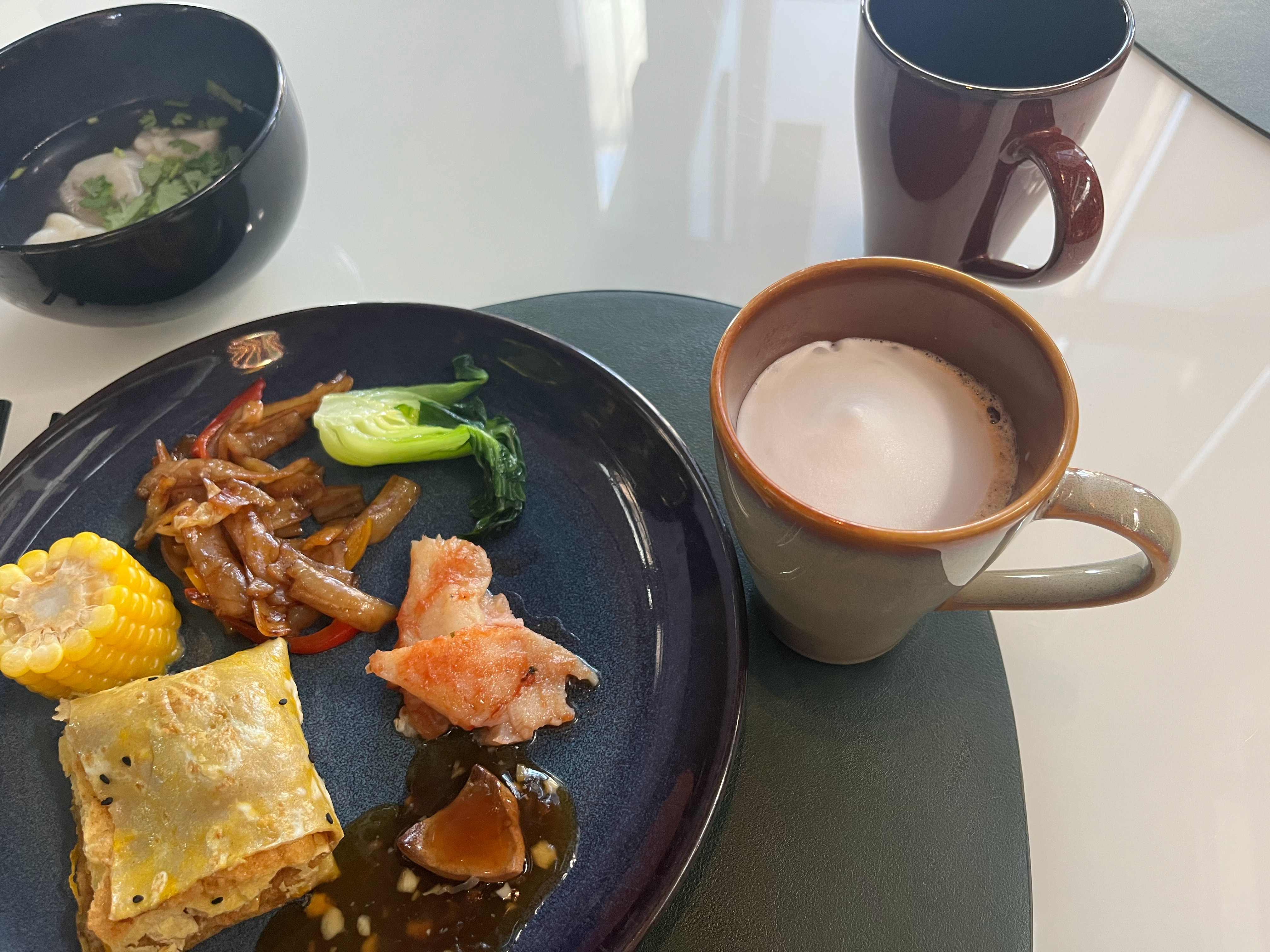 尝尝北京五星级的早餐～煎饼有股麻酱味儿 京味儿很足炒肝儿口味应该也挺正的 因为我