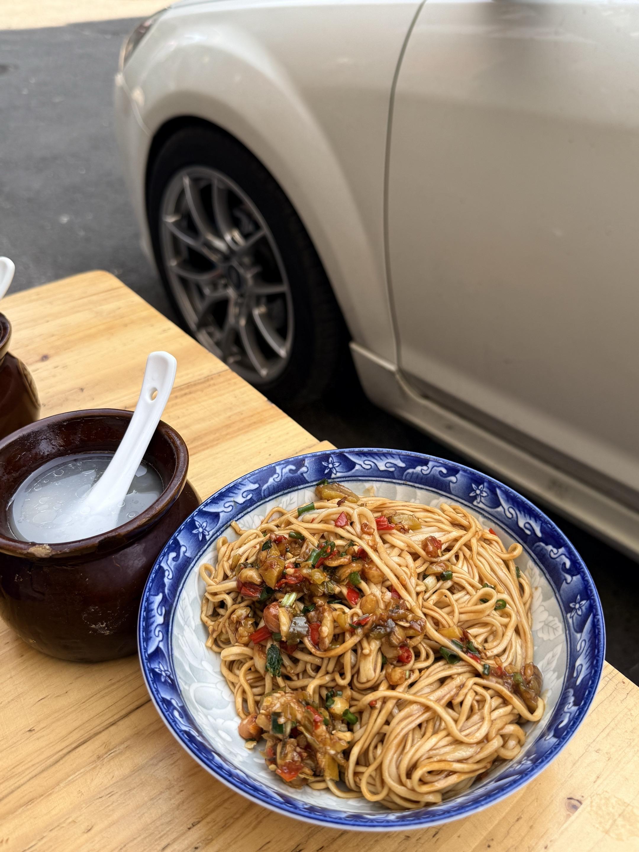 坐在自己的爱车旁吃饭时，目光总是不自觉地落到了车上，思绪瞬间飘回了小时...