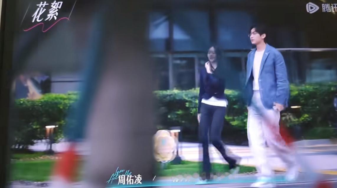 周佑凌接柳柳下班竟然问同事下班没，甜到发齁！
原来他4点就出发了，在柳柳公司楼下