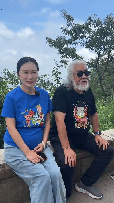 张纪中太任性了
看看杜星霖手捂住腹部
小肚子已经微微隆起了
张纪中70多岁的人了