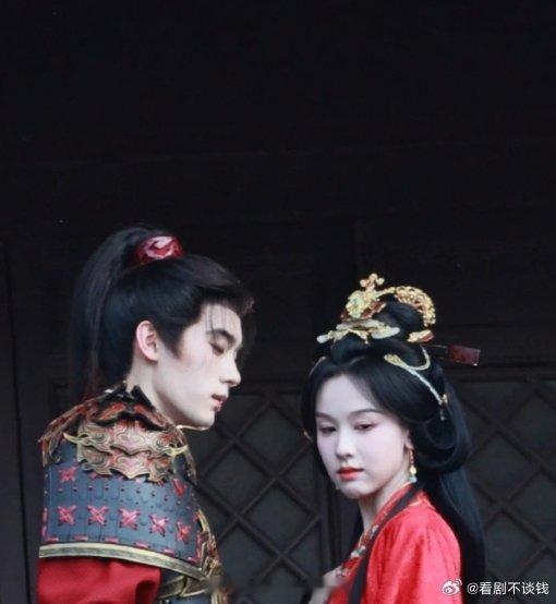 哇塞翘楚吻戏来了 看看俩人CP感咋样[嘻嘻][嘻嘻][嘻嘻][嘻嘻] ​​​
