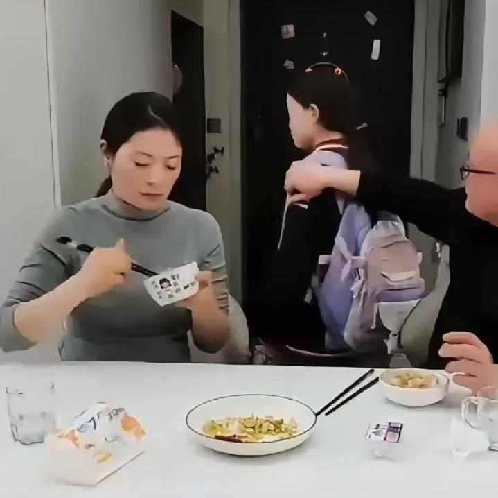 女儿这句话一出口，妈妈差点把饭喷出来，爸爸捂着嘴笑得肩膀直抖。

事情是这样的。