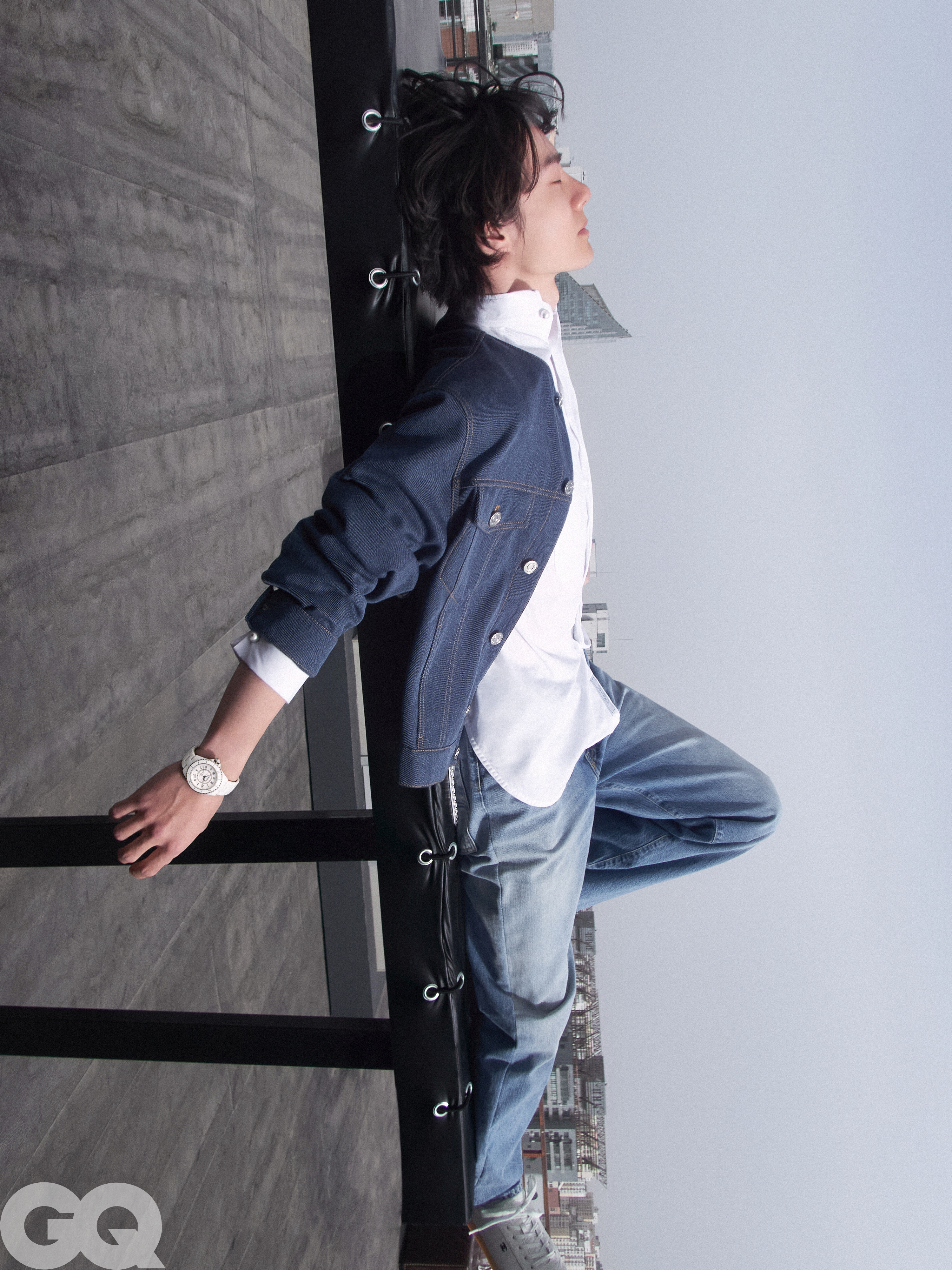 王一博 x GQ四月刊封面释出，身穿香奈儿新季系列，全球首戴CHANEL全新J1