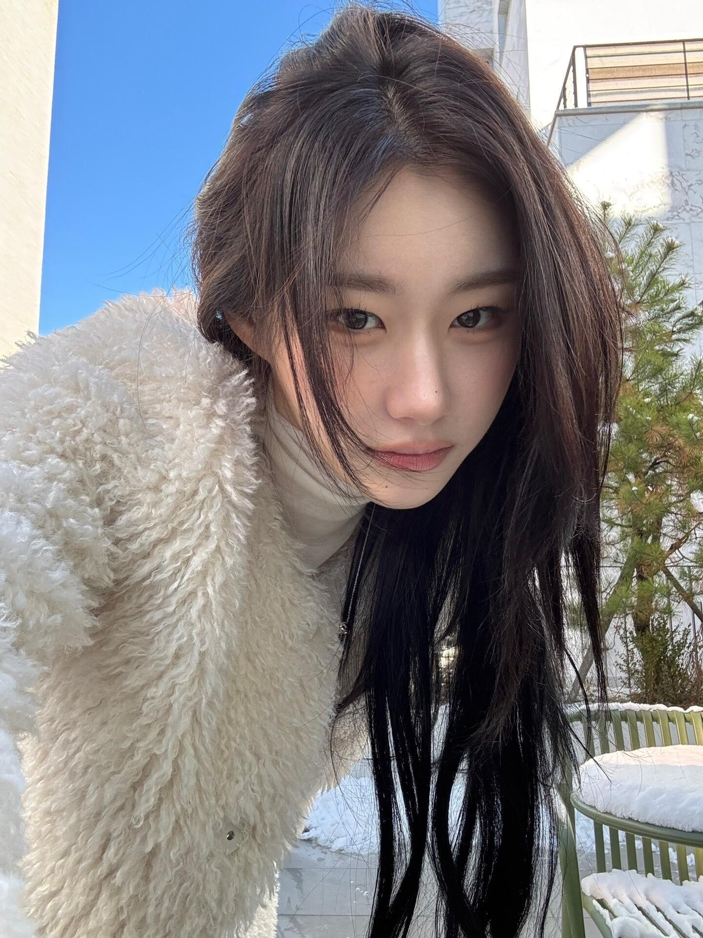 李彩领今日ins更新～雪地里的小狐狸🦊 