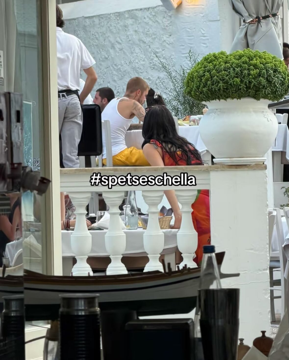 【🏖️】近期在希腊度假并与粉丝合照JustinBieber